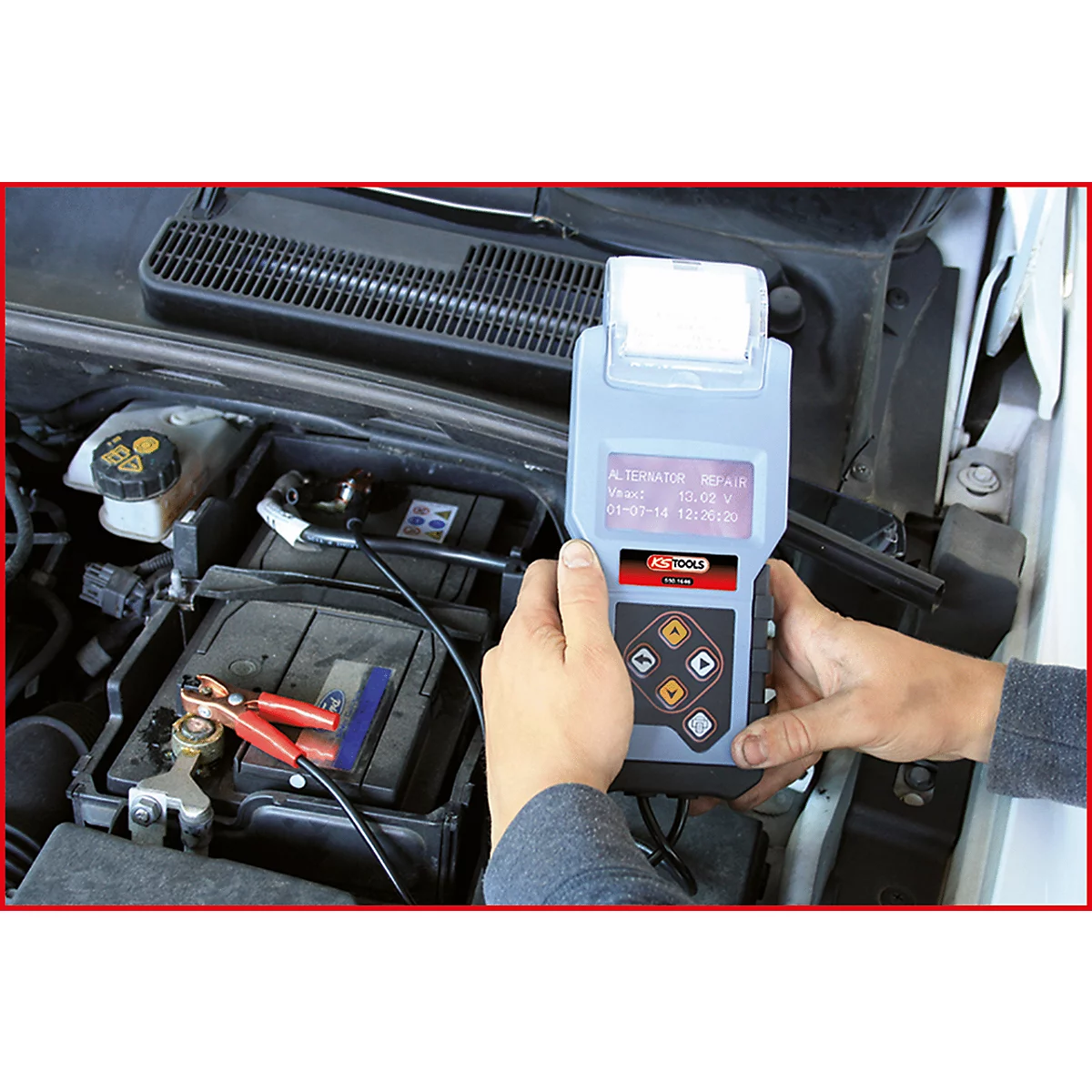 Ein Techniker hält ein Batterietestgerät in der Hand und testet die Batterie eines Autos.